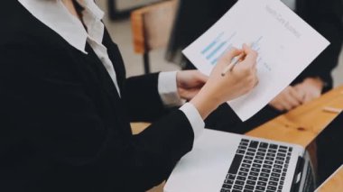 İş ekibi ofisinde toplanıyor.