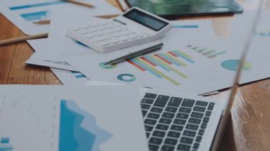 birlikte dizüstü bilgisayarda çalışan iş takım