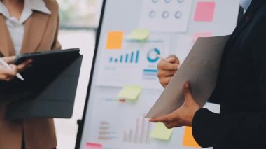 İş ekibi ofisinde toplanıyor.