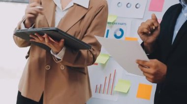 Genç Asyalı iş adamları iş yerinde fikirleri tartışıyor.