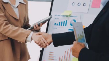 iş takım proje tartışıyor.