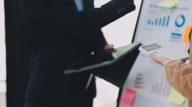 Modern ofis odasında buluşurken elinde kalemle kağıt tutan işadamlarının yakın çekimi. başarılı iş konsepti