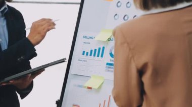 Ofisteki genç iş kadını