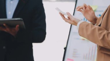 Ofisteki genç iş adamları.