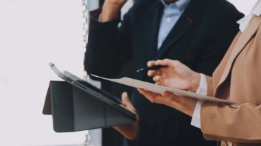 İşadamı bir dizüstü bilgisayar ve dijital tabletle çalışıyor.