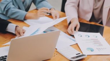 İş adamları yeni fikirleri tartışıyor