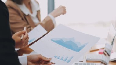 Ekonomik tablolar ve grafiklerle çalışan iş adamları
