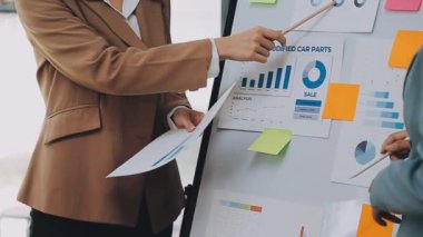 İş kadını ofisteki panoya yazı yazıyor