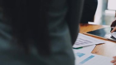 İş adamları ofiste tartışıyor