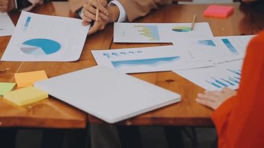 İş ekibi iş planını tartışıyor