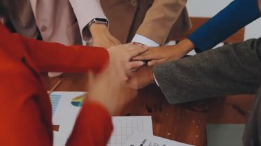 İş adamları ofiste toplanıyor.