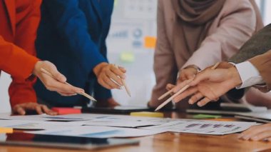 İş adamları ofisi ile toplantıdalar.,