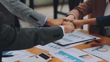 İşadamı ofiste el sıkışıyor.