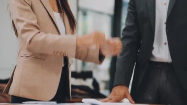 Kapat. İş adamı ve kadın elleri bulanık bir ofis geçmişine bakıyor. iş kavramı