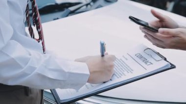 Elinde arabanın anahtarı olan bir adam.