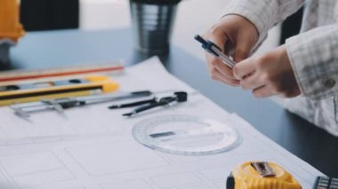 Planlar, mimari konsept, mühendislik araçları üzerinde çalışan mühendis