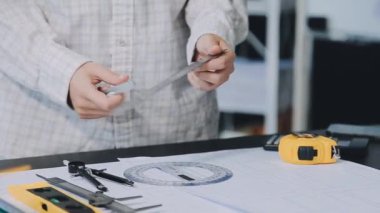 Planı üzerinde çalışan adam mühendisi