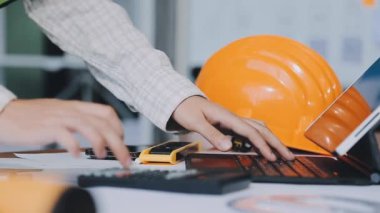 Ofiste çalışan bir mimar. Mühendis.