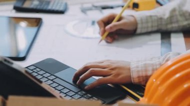 Ofiste ya da inşaat alanında bilgisayar ve dizüstü bilgisayarla çalışan mühendis, mühendislik kavramı.