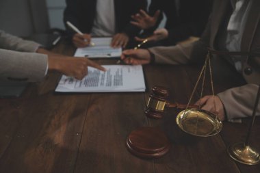 Yargıç Gavin ve Adalet Avukatları hukuk firmasının arka planında takım toplantısı yapıyorlar. Hukuk ve Hukuk Hizmetleri kavramları.