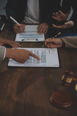 Yargıç Gavin ve Adalet Avukatları hukuk firmasının arka planında takım toplantısı yapıyorlar. Hukuk ve Hukuk Hizmetleri kavramları.