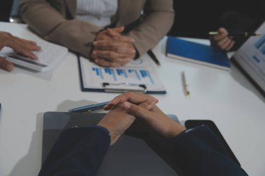 İş ekibi işbirliği mali veriler ve pazarlama büyüme raporlarıyla analiz etmeyi takım halinde, şirket kârından yararlanmak için strateji planlama, sunum ve beyin fırtınası grafiği üzerinde tartışır..