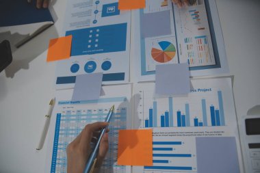 İş ekibi işbirliği mali veriler ve pazarlama büyüme raporlarıyla analiz etmeyi takım halinde, şirket kârından yararlanmak için strateji planlama, sunum ve beyin fırtınası grafiği üzerinde tartışır..