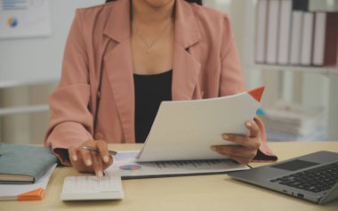 İş Belgeleri, Denetçi iş kadını arama belgesini kontrol ediyor yasal evrak hazırlıyor veya analiz için rapor hazırlıyor Vergi zamanı, muhasebeci Belgeleri iş yerindeki veri ortaklığı anlaşması anlaşması anlaşması anlaşması