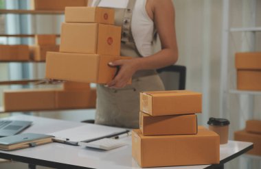 Ofis masasında çalışan Asyalı genç bir kadının portresi bilgisayar kopyalama alanı kullanıyor. Başarılı iş adamları çalışanı, serbest çalışan KOBİ evde online pazarlama işi, ortak çalışma alanı kavramı