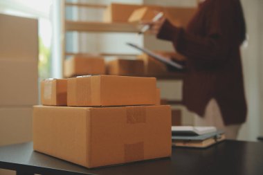 Ofis masasında çalışan Asyalı genç bir kadının portresi bilgisayar kopyalama alanı kullanıyor. Başarılı iş adamları çalışanı, serbest çalışan KOBİ evde online pazarlama işi, ortak çalışma alanı kavramı