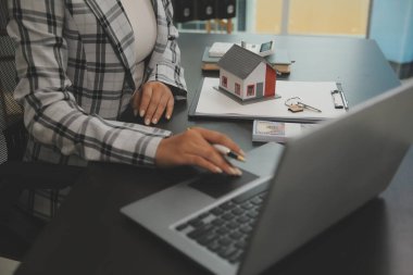 gayrimenkul kredisi satın almak veya satmak, satış temsilcisi ev satın alma sözleşmesi sunar ev veya daire ve ipotek parası ve finans kavramları satın almak için