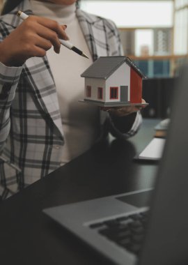 gayrimenkul kredisi satın almak veya satmak, satış temsilcisi ev satın alma sözleşmesi sunar ev veya daire ve ipotek parası ve finans kavramları satın almak için
