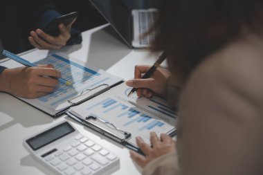 İş ekibi işbirliği mali veriler ve pazarlama büyüme raporlarıyla analiz etmeyi takım halinde, şirket kârından yararlanmak için strateji planlama, sunum ve beyin fırtınası grafiği üzerinde tartışır..