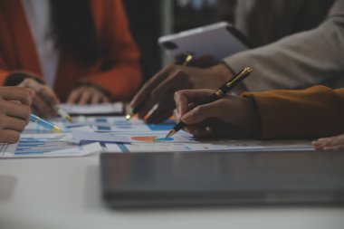 İş ekibi işbirliği mali veriler ve pazarlama büyüme raporlarıyla analiz etmeyi takım halinde, şirket kârından yararlanmak için strateji planlama, sunum ve beyin fırtınası grafiği üzerinde tartışır..