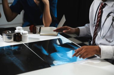 Aylık Denetim Raporu 'nun Pie Chart Verilerini Denetleyen Yönetici Hastane Yönetim Kurulu Ofisi veya Sağlık Merkezi Toplantı Odası' ndaki Sağlık Ekibine Olumsuz Haber Veriyor