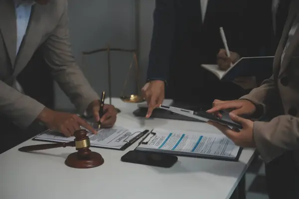 Yargıç Gavin ve Adalet Avukatları hukuk firmasının arka planında takım toplantısı yapıyorlar. Hukuk ve Hukuk Hizmetleri kavramları.