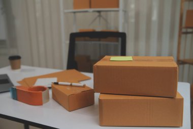 Ofis masasında çalışan Asyalı genç bir kadının portresi bilgisayar kopyalama alanı kullanıyor. Başarılı iş adamları çalışanı, serbest çalışan KOBİ evde online pazarlama işi, ortak çalışma alanı kavramı