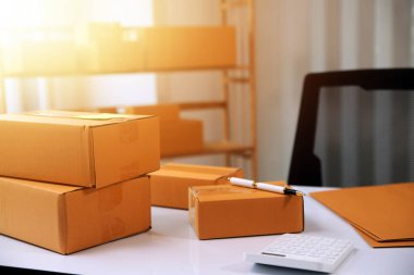 Ofis masasında çalışan Asyalı genç bir kadının portresi bilgisayar kopyalama alanı kullanıyor. Başarılı iş adamları çalışanı, serbest çalışan KOBİ evde online pazarlama işi, ortak çalışma alanı kavramı