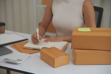 Ofis masasında çalışan Asyalı genç bir kadının portresi bilgisayar kopyalama alanı kullanıyor. Başarılı iş adamları çalışanı, serbest çalışan KOBİ evde online pazarlama işi, ortak çalışma alanı kavramı