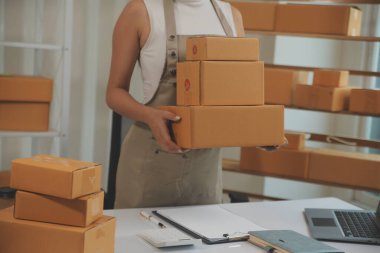 Ofis masasında çalışan Asyalı genç bir kadının portresi bilgisayar kopyalama alanı kullanıyor. Başarılı iş adamları çalışanı, serbest çalışan KOBİ evde online pazarlama işi, ortak çalışma alanı kavramı