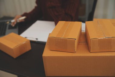 Ofis masasında çalışan Asyalı genç bir kadının portresi bilgisayar kopyalama alanı kullanıyor. Başarılı iş adamları çalışanı, serbest çalışan KOBİ evde online pazarlama işi, ortak çalışma alanı kavramı