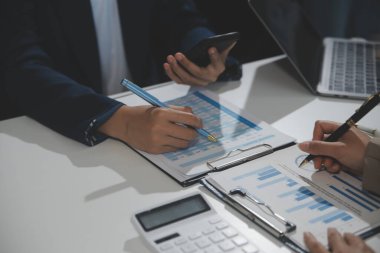 İş ekibi işbirliği mali veriler ve pazarlama büyüme raporlarıyla analiz etmeyi takım halinde, şirket kârından yararlanmak için strateji planlama, sunum ve beyin fırtınası grafiği üzerinde tartışır..