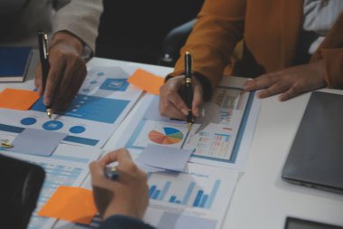İş ekibi işbirliği mali veriler ve pazarlama büyüme raporlarıyla analiz etmeyi takım halinde, şirket kârından yararlanmak için strateji planlama, sunum ve beyin fırtınası grafiği üzerinde tartışır..
