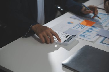 İş ekibi işbirliği mali veriler ve pazarlama büyüme raporlarıyla analiz etmeyi takım halinde, şirket kârından yararlanmak için strateji planlama, sunum ve beyin fırtınası grafiği üzerinde tartışır..