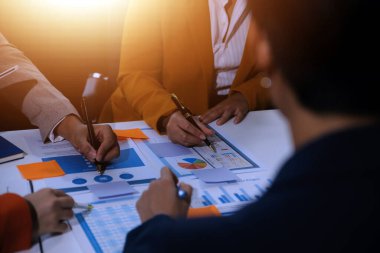 İş ekibi işbirliği mali veriler ve pazarlama büyüme raporlarıyla analiz etmeyi takım halinde, şirket kârından yararlanmak için strateji planlama, sunum ve beyin fırtınası grafiği üzerinde tartışır..