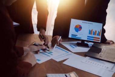 İş adamları iş stratejilerini analiz ediyor ve planlıyorlar.