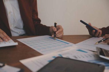 İş adamları iş stratejilerini analiz ediyor ve planlıyorlar.