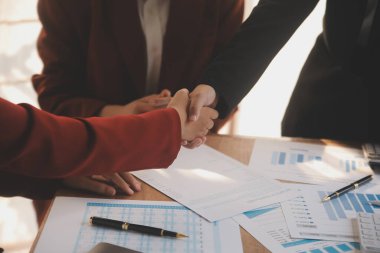Pazarlama planının verilerini analiz etmek için toplanan iş adamlarından oluşan bir ekibi kapatın..