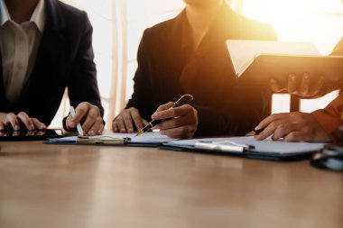 Avukat, hukuk danışmanı, iş adamı anlaşmanın ayrıntıları hakkında beyin fırtınası yapan iş adamı. Sözleşme belgelerindeki doğruluk için yasal işlem defterlerindeki iş sözleşmeleri. ortak mali yatırım.