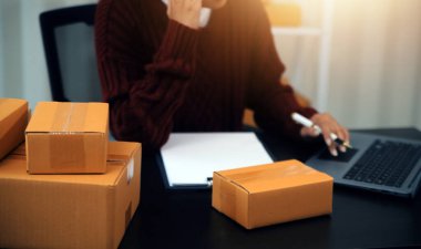 Ofis masasında çalışan Asyalı genç bir kadının portresi bilgisayar kopyalama alanı kullanıyor. Başarılı iş adamları çalışanı, serbest çalışan KOBİ evde online pazarlama işi, ortak çalışma alanı kavramı